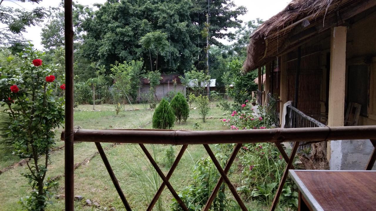 Chital Lodge Chitwan Buitenkant foto