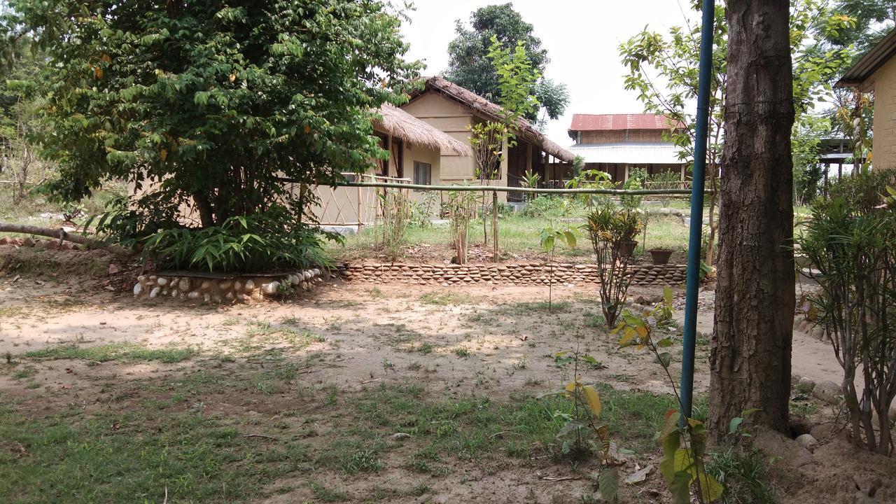 Chital Lodge Chitwan Buitenkant foto