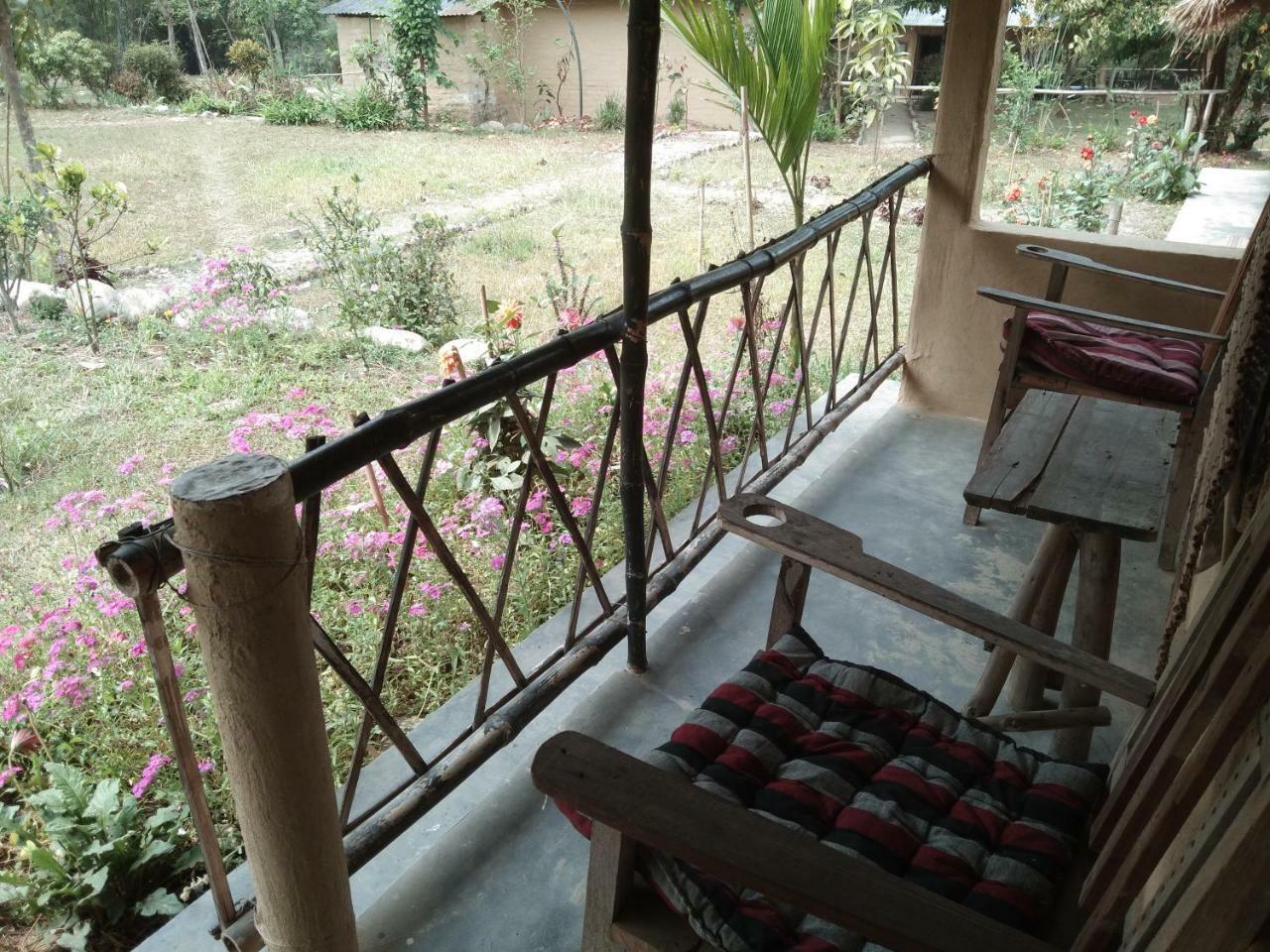 Chital Lodge Chitwan Buitenkant foto